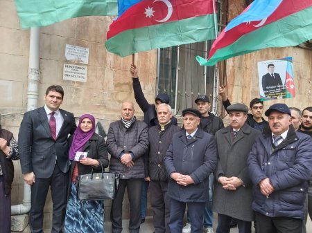 19 saylı Nərimanov birinci seçki dairəsindən deputatlığa real layıqlı namizəd Güloğlan Cabbarovun Təbriz 100 a küçəsində sakinlərlə növbəti görüşü keçirilmişdir. FOTO-lar