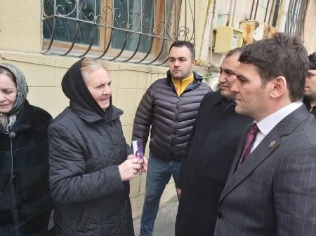 19 saylı Nərimanov birinci seçki dairəsindən deputatlığa real layıqlı namizəd Güloğlan Cabbarovun Təbriz 100 a küçəsində sakinlərlə növbəti görüşü keçirilmişdir. FOTO-lar