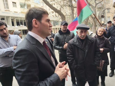 19 saylı Nərimanov birinci seçki dairəsindən deputatlığa real layıqlı namizəd Güloğlan Cabbarovun Təbriz 100 a küçəsində sakinlərlə növbəti görüşü keçirilmişdir. FOTO-lar