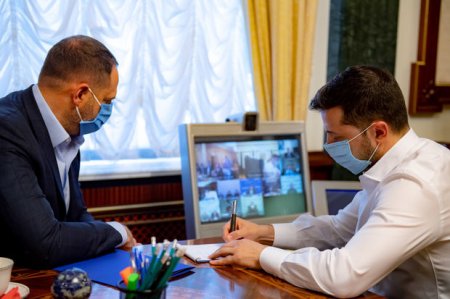 Ukrayna prezidenti və köməkçisi koronavirusa görə xəstəxanaya yerləşdirilib