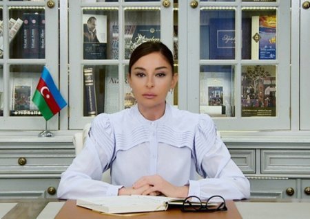 Mehriban Əliyevadan Bayraq Günü TƏBRİKİ - FOTO Mehriban Əliyevadan Bayraq Günü TƏBRİKİ - FOTO